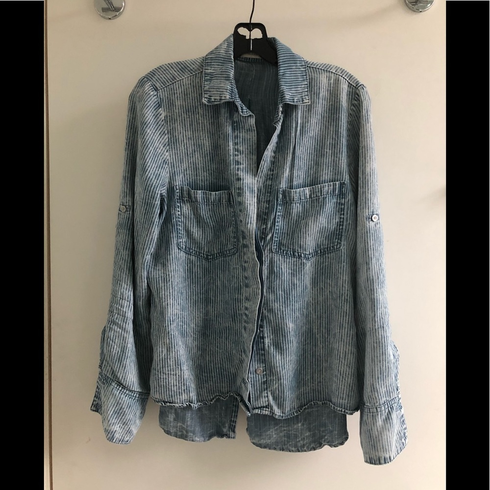 Sz medium Bella Dahl chambray shirt